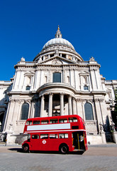 Fototapeta na wymiar London St Pauls Cathedral and old bus