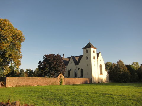 Dünnwalder Kirche im Herbst