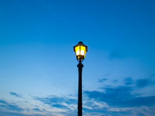 Fototapeta na wymiar lampy uliczne na tle wieczornego nieba