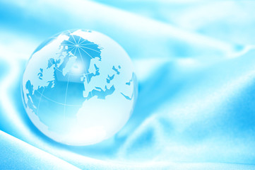 青色の生地と地球儀