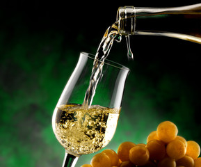 vino bianco scorre nel calice