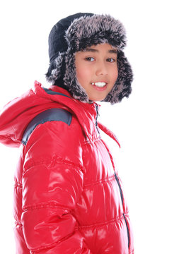junge tr&auml;gt steppjacke und m&uuml;tze mit ohrenklappe