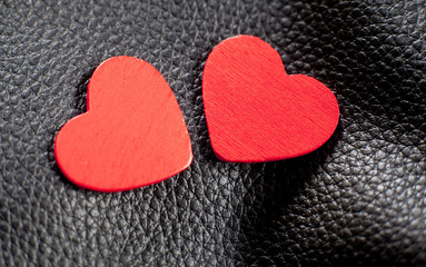 deux coeurs rouge sur fond de cuir noir