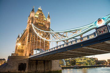 Fototapeta na wymiar Wspaniałe kolory i światła z Tower Bridge o zmierzchu - Londyn
