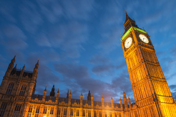 Fototapeta na wymiar Światła o zmierzchu Big Ben z niewyra¼ne chmury ruchu - Londyn