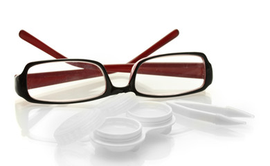 Fototapeta na wymiar okulary, soczewki kontaktowe, w pojemnikach i szczypczyków, samodzielnie