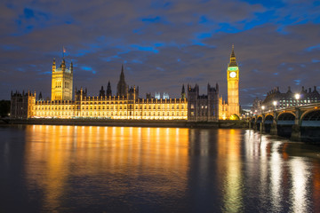 Fototapeta na wymiar Światła gmachu Parlamentu i Big Ben o zmierzchu, widok z przodu -