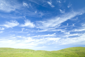 青空と草原の丘