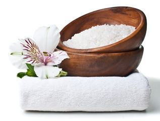 Fototapeta na wymiar zasoby dla spa, białym ręcznikiem, soli aromatycznych i Alstroemeria