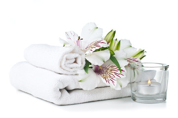 Obraz na płótnie Canvas zasoby dla spa, biały ręcznik, świec i kwiatów
