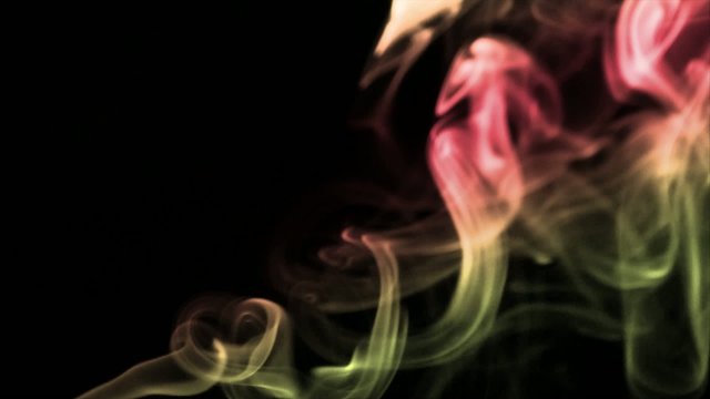 Fum&eacute;e color&eacute;e sur fond noir