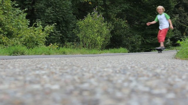 Junge beim waveboarden