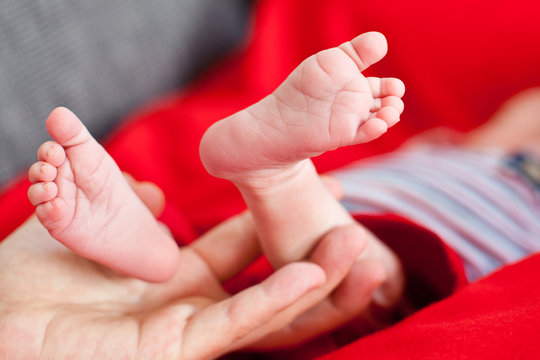 Babyfüße in Mamas Hand