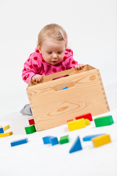 Kleinkind kramt in Kiste