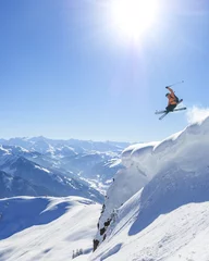 Abwaschbare Fototapete Wintersport phantastischer Sprung über eine hohe Wächte