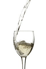Vertiendo vino blanco en una copa
