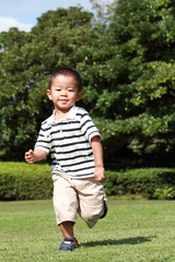 Fototapeta premium かけっこする幼児