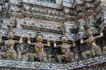 Obraz premium Statue at wat arun