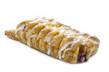 Himbeer-Mascarpone-Fächer auf weißem Hintergrund