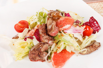 salad with beef and grapefruit