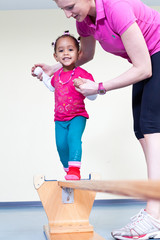 Kind auf Schwebebalken