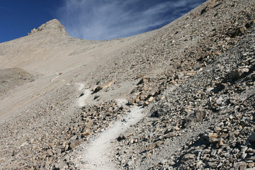 Chemin montant au sommet du Mont Pelat