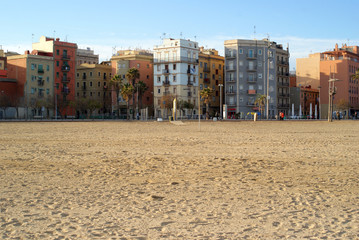 Fototapeta na wymiar Barcelona, ??plaża i domy w dzielnicy Barcelonetta