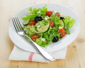 Salatteller mit Oliven und Mozzarella