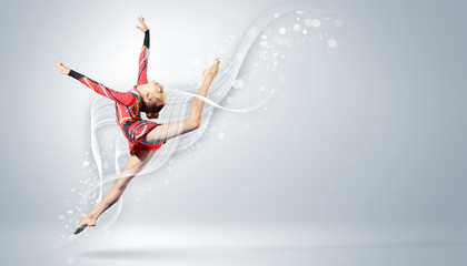Obraz na płótnie Canvas Młoda kobieta w garnitur gimnastyczka stwarzających