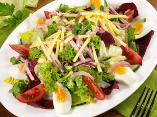 Salat mit Schinken und Käse