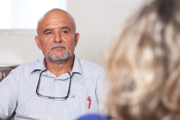 Seniorenpaar diskuitiert