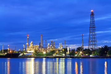 Naklejka premium Oil refinery at twilight