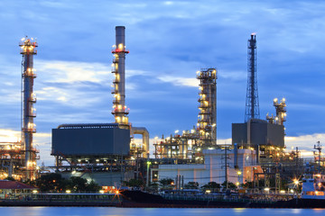 Obraz na płótnie Canvas Rafineria ropy naftowej na zmierzchu