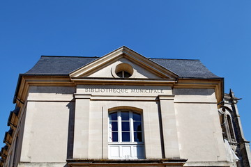 Fototapeta na wymiar Biblioteka Miejska i błękitne niebo.