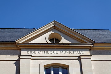 Obraz premium Bibliothèque municipale et ciel bleu.