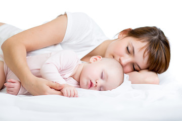Obraz na płótnie Canvas Młoda matka i jej dziecko śpiące razem