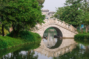 Obraz premium stone bridge in a park