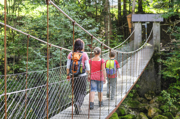 wackelige Brücke über den Bach