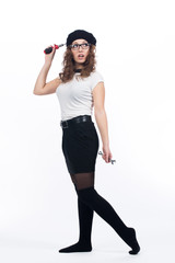 Молодая женщина позирует со слесарными инструментами