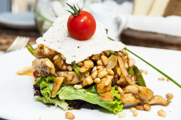 салат из овощей и куриного мяса