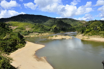 Fototapeta na wymiar Wilder Fluss im tropischen Regenwald