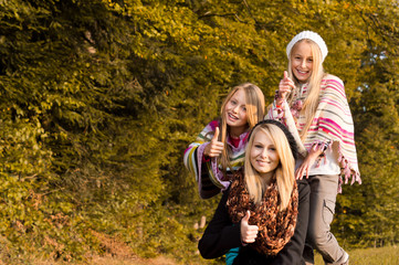 3Girls in Front Of Forrest