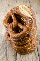 salzige Bretzel auf einem Holzbrett