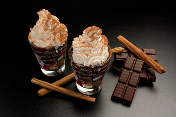 Cioccolata calda con panna e cannella