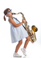 Bambina suona il sassofono