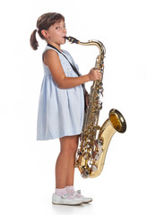 Bambina suona il sassofono