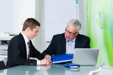 Fototapeta premium besprechung der bewerbungsunterlagen