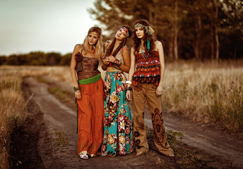 Girls of hippie in the field - obrazy, fototapety, plakaty