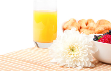 Obraz na płótnie Canvas Śniadanie z jagody, sok pomarańczowy i croissant