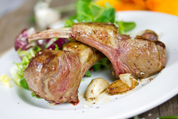 Lammkarree mit Salat